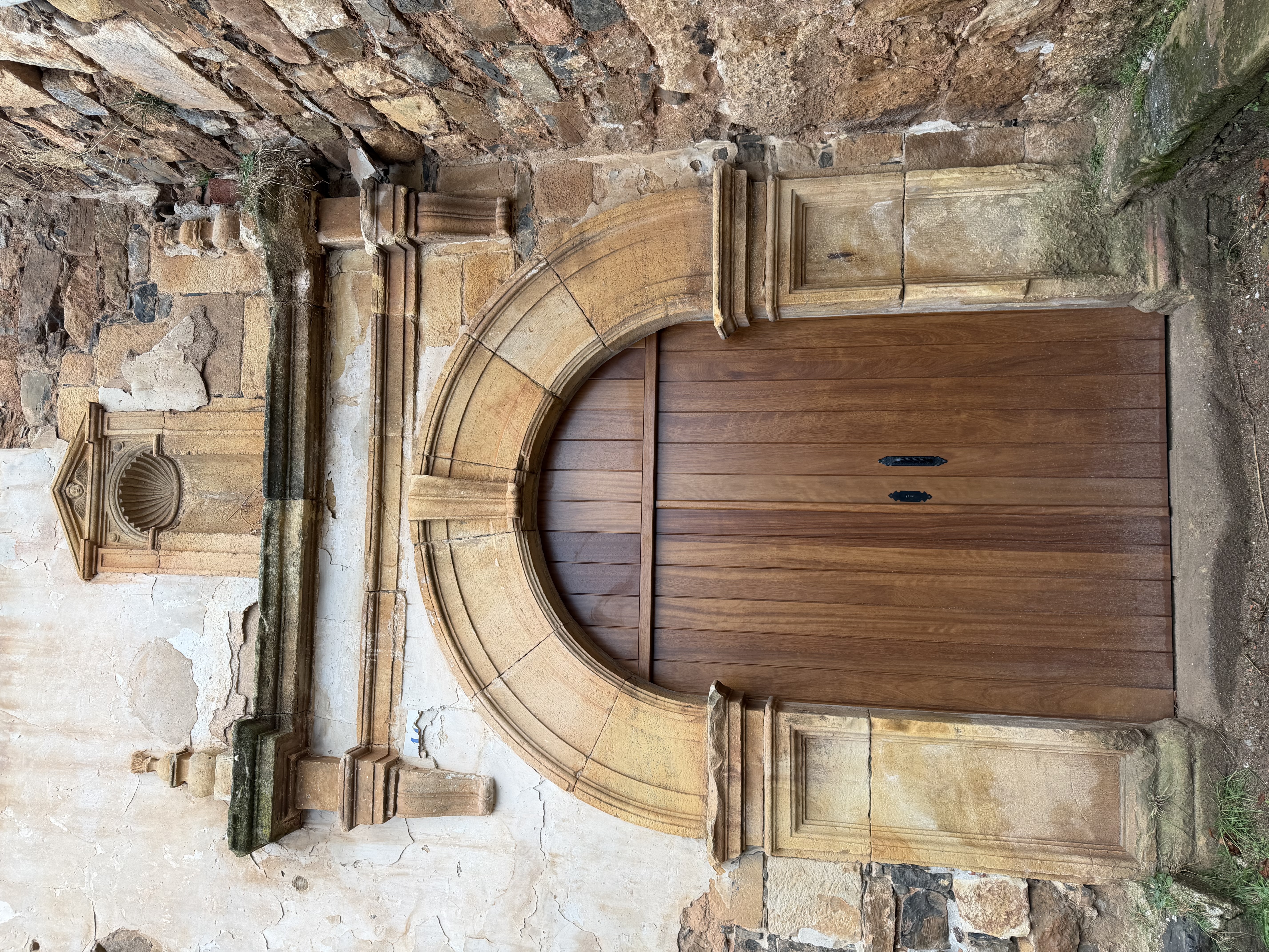 Puerta de entrada a la Iglesia