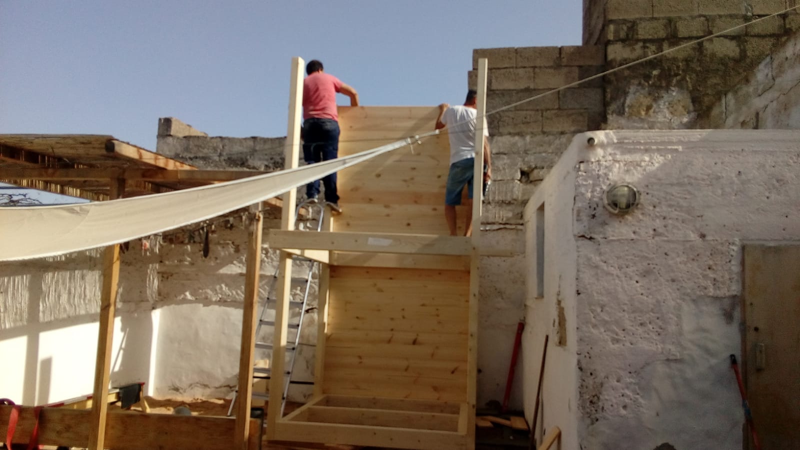 Construyendo la casita para las actividades con arena-psicomotricidad gruesa y fina