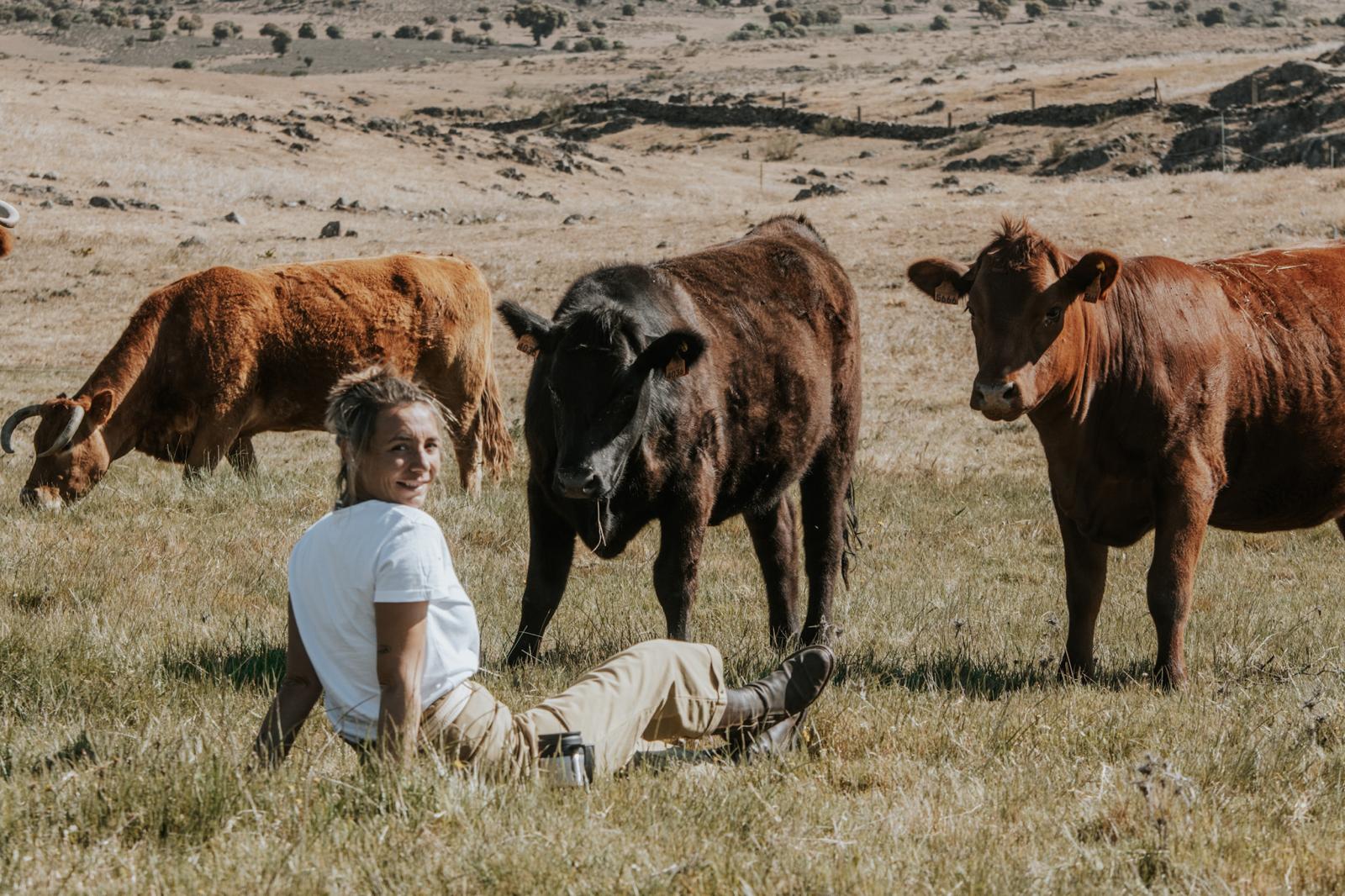 Beatriz entre sus vacas de Ganader&iacute;a Pablos